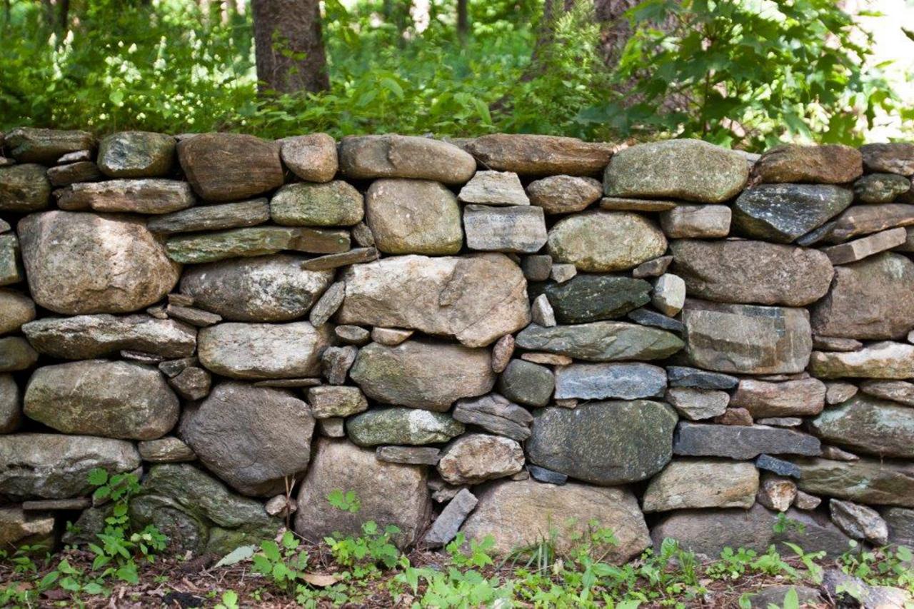 Как сделать забор из камня своими руками: поэтапная инструкция