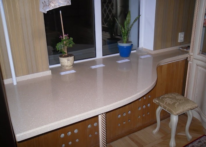 Подоконник-столешница: оформление на маленькой кухне, как использовать дизайн переходящий в стол вместо окна, барная стойка в комнате