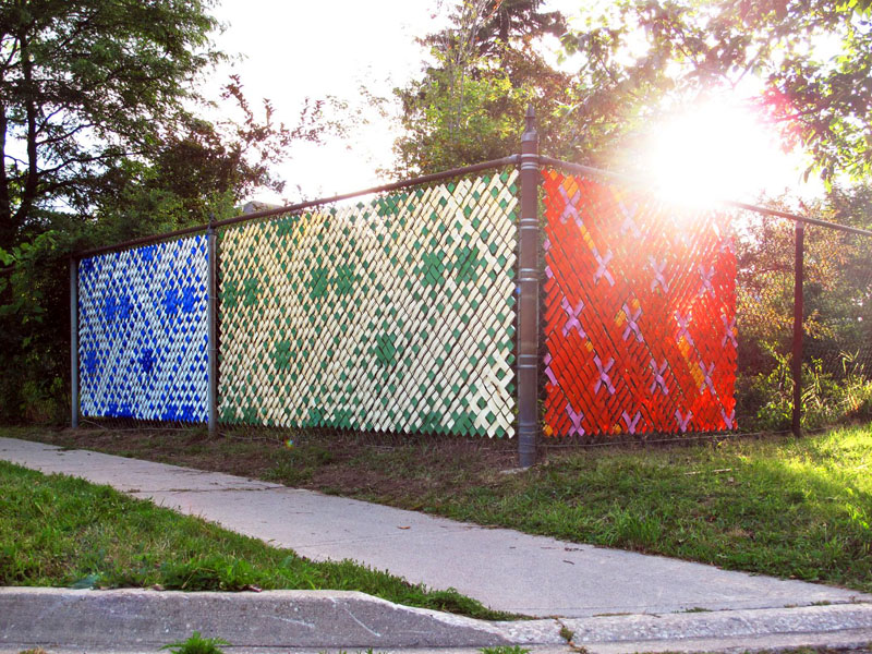 Забор из сетки рабицы: примеры дачного декора, способы и особенности украшения забора (120 фото)