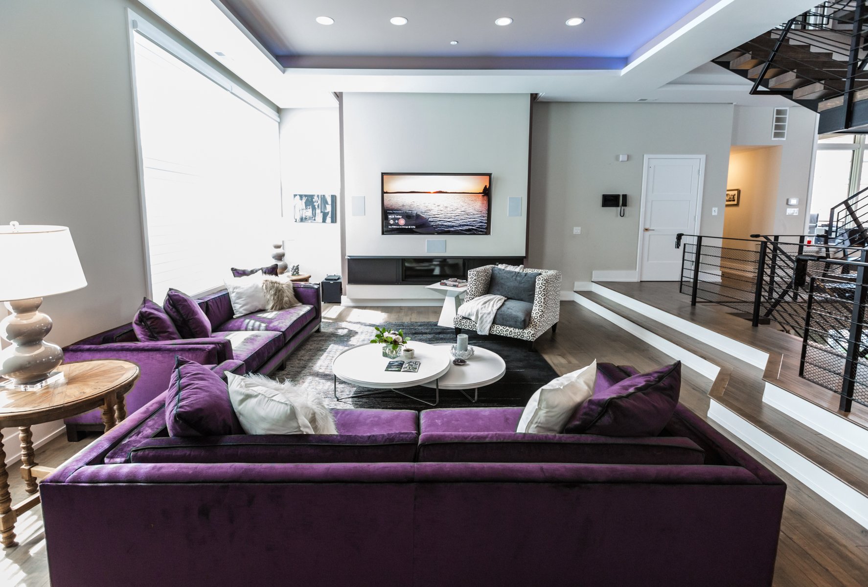 Фиолетовый диван в Светлом интерьере
