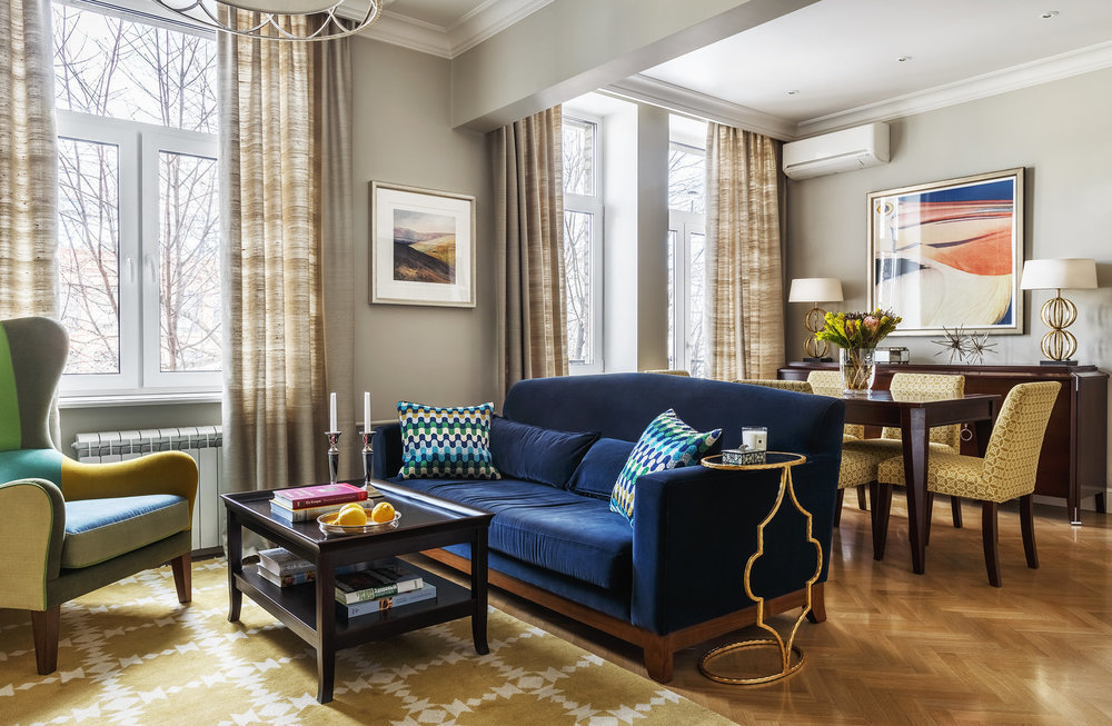 Синий диван в интерьере гостиной: правильное сочетание с другими цветами мебели, влияние тона