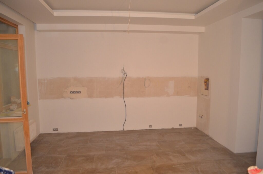 Последовательность ремонта квартиры: особенности работ в комнате с натяжным потолком