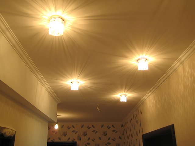 Расположение светильников на натяжном потолке - что важно знать о расположении точечных светильников