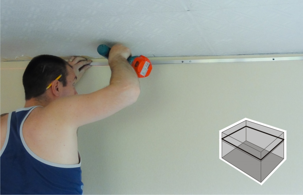 Как приклеить пластиковый плинтус для потолка