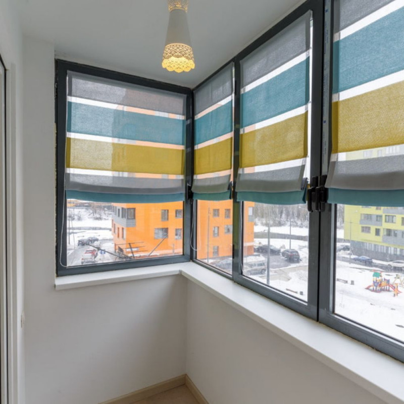 Выбор штор на балкон: 3 вида рулонных моделей