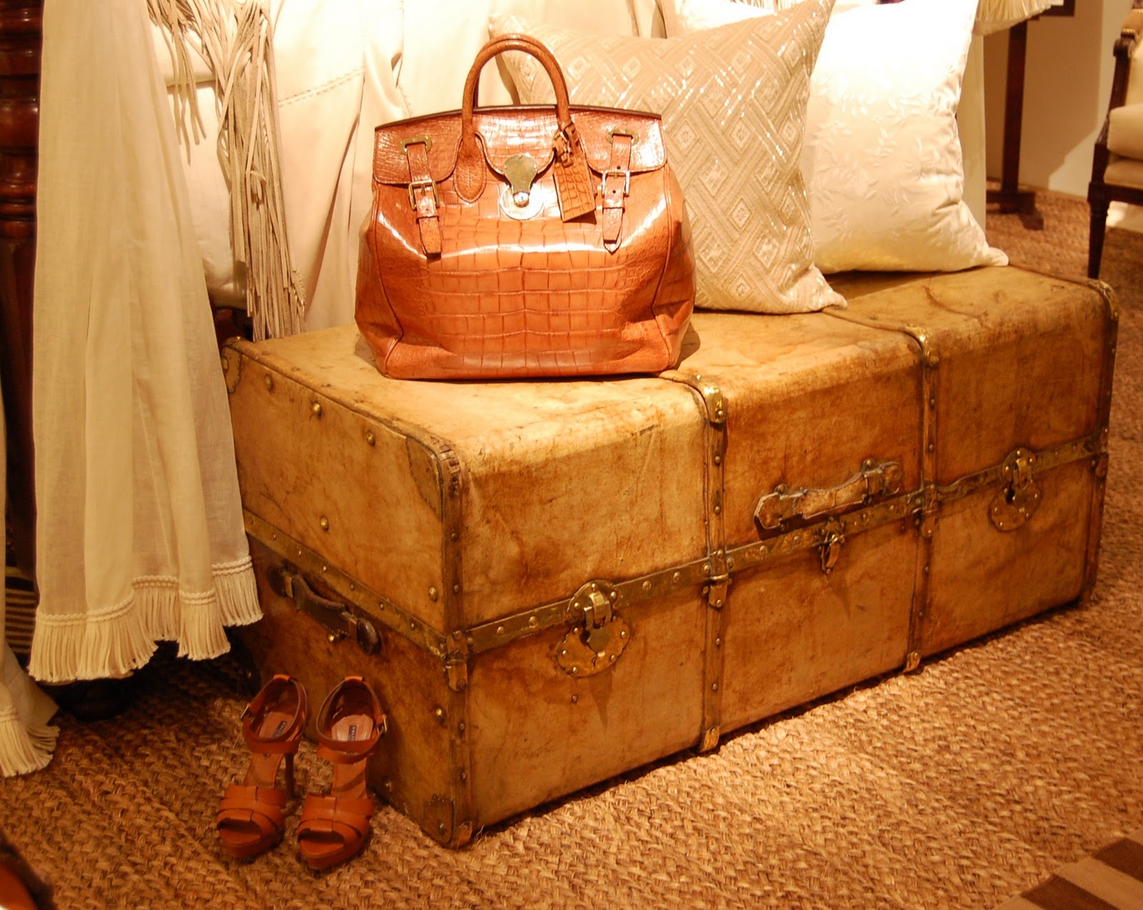 Декор: чемоданы, винтажные саквояжи, сундуки в интерьере — 40 фото