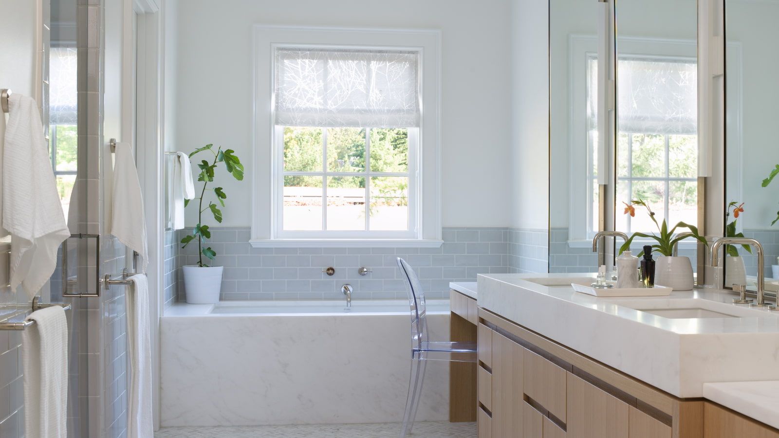 Окно в ванной комнате — особенности и варианты