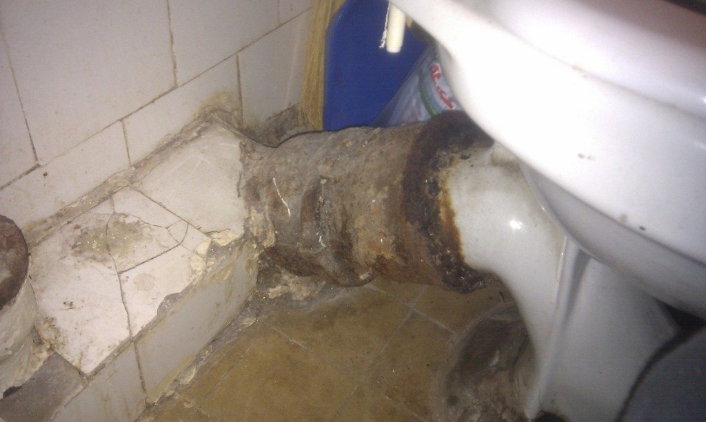 Почему в туалете пахнет канализацией: что делать, как устранить неприятный запах
