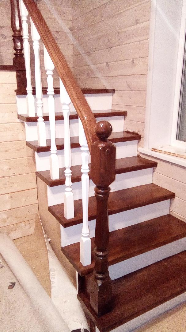 Красим деревянную лестницу: этапы работы, материалы, идеи