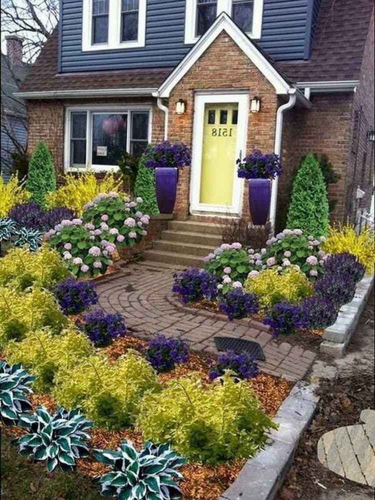 Примеры оформления клумб и цветников перед домом фото