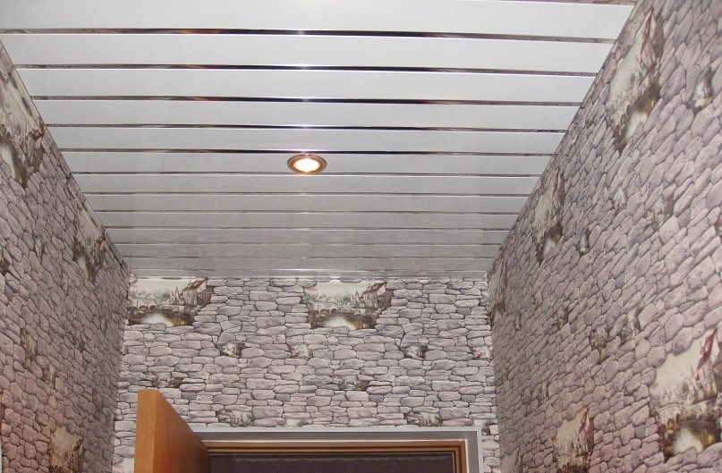 Какой потолок в прихожей лучше сделать – выбор и правила монтажа