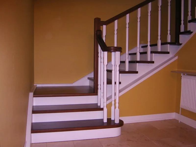 Как правильно покрасить деревянную лестницу: чем декорировать, инструкция по созданию оригинальной лестницы с помощью лака и краски, много фото и видео