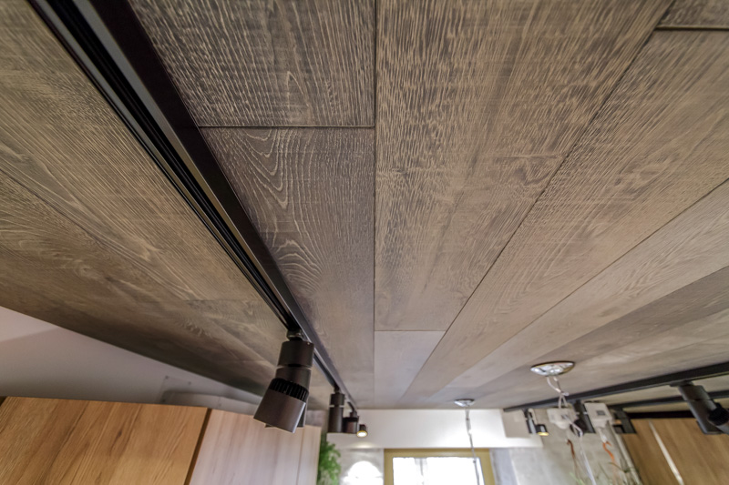 Ламинат на потолке - преимущества и недостатки, фото вариантов применения в интерьере