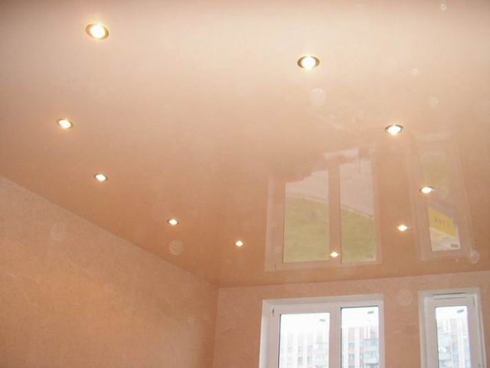 Натяжной потолок или штукатурка с покраской: что лучше и дешевле сделать?