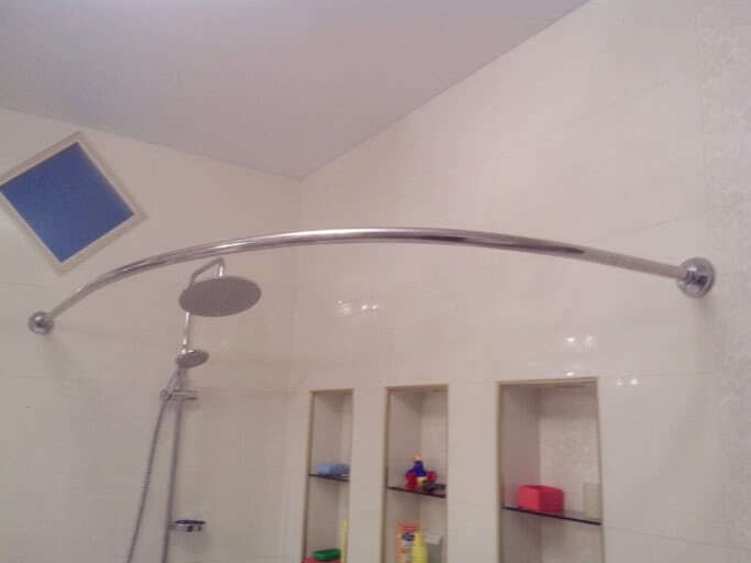 Карнизы для штор в ванную комнату: выбор по материалу изготовления и конструктивным особенностям