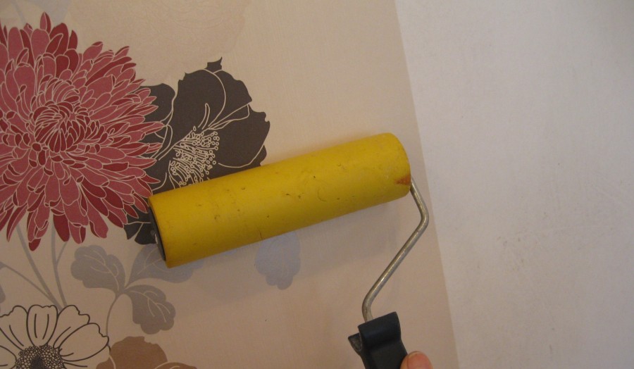 Можно ли покрасить бумажные обои водоэмульсионной краской и как это правильно сделать | в мире краски