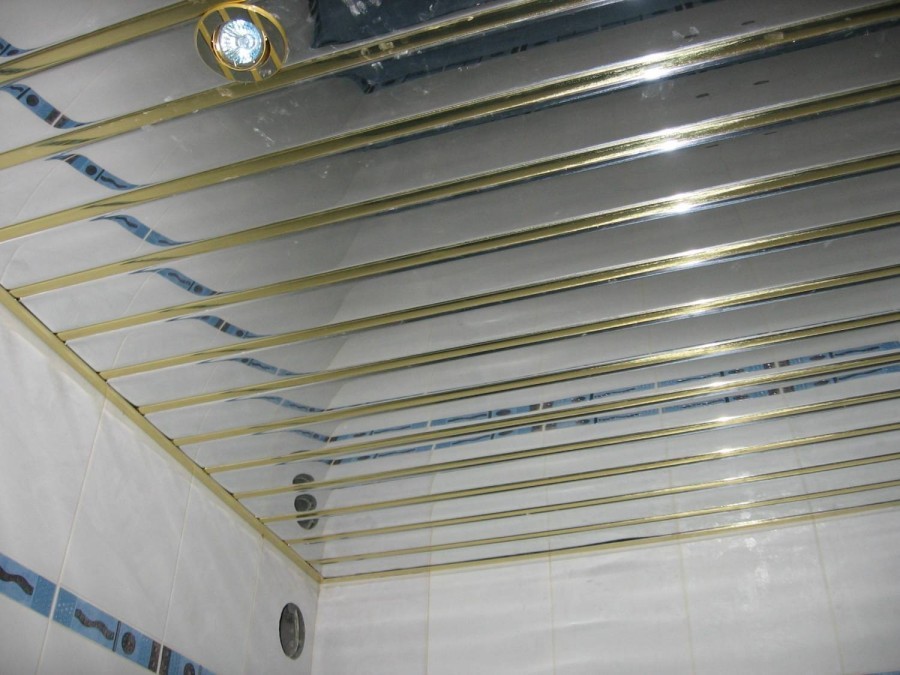 Как выполнить монтаж реечного потолка в ванной, чтобы не пришлось его переделывать