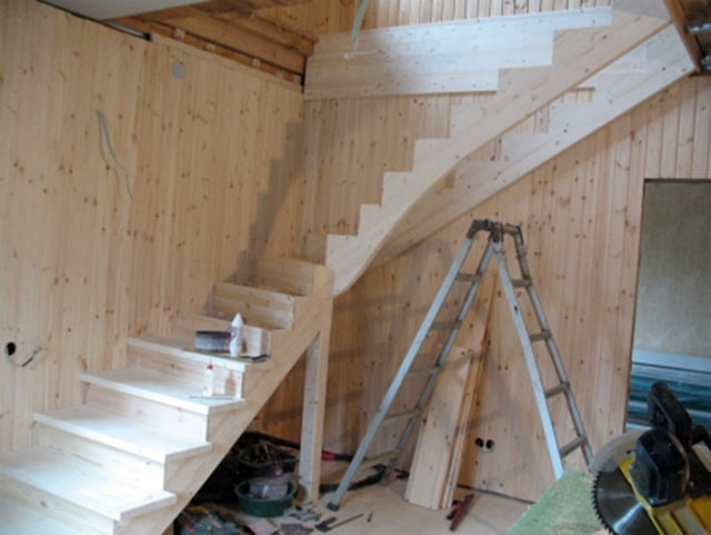 Современная лестница на второй этаж своими руками
