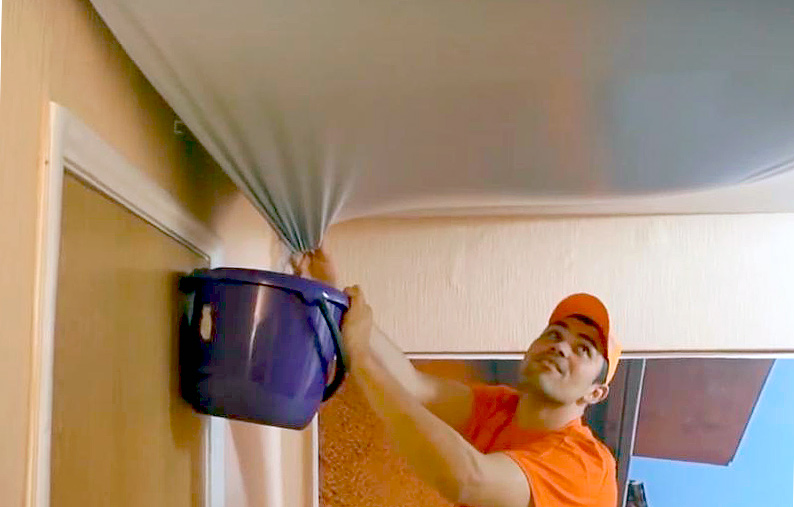 Как самостоятельно слить воду с натяжного потолка, если затопили соседи