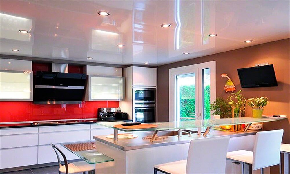 Какой потолок лучше сделать на кухне: 6 вариантов отделки