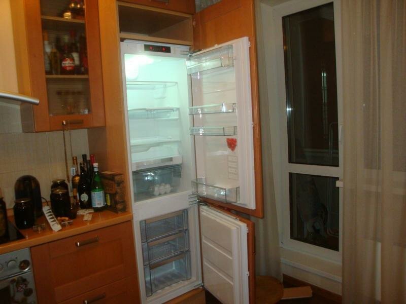 Можно ли встроить обычный холодильник в кухонный гарнитур