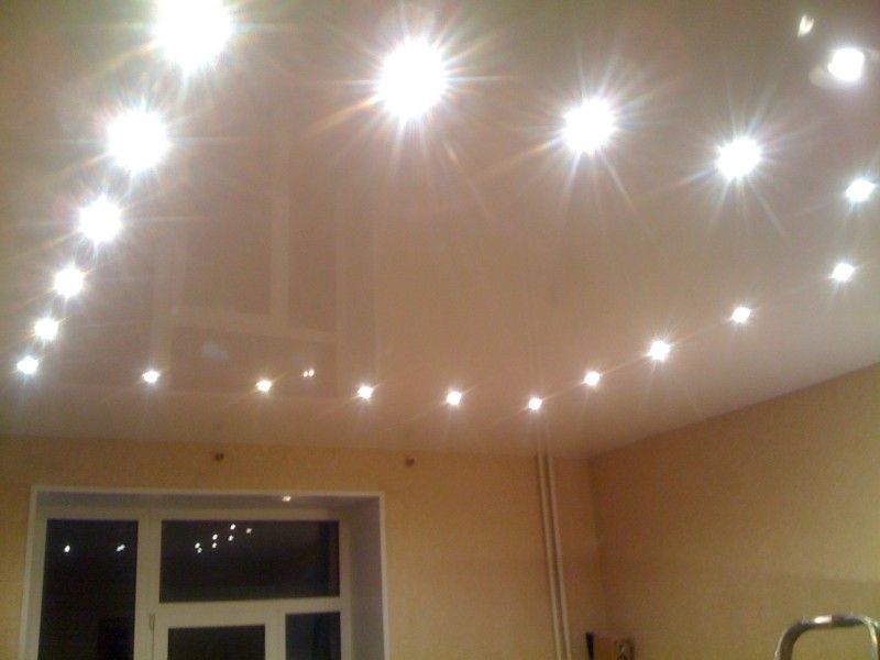 Как красиво разместить лампочки на натяжном потолке в зале фото в квартире