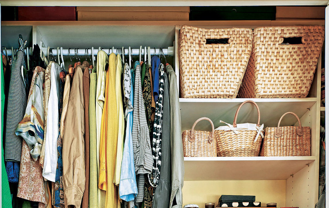 Как навести порядок в шкафах-купе с одеждой раз и навсегда