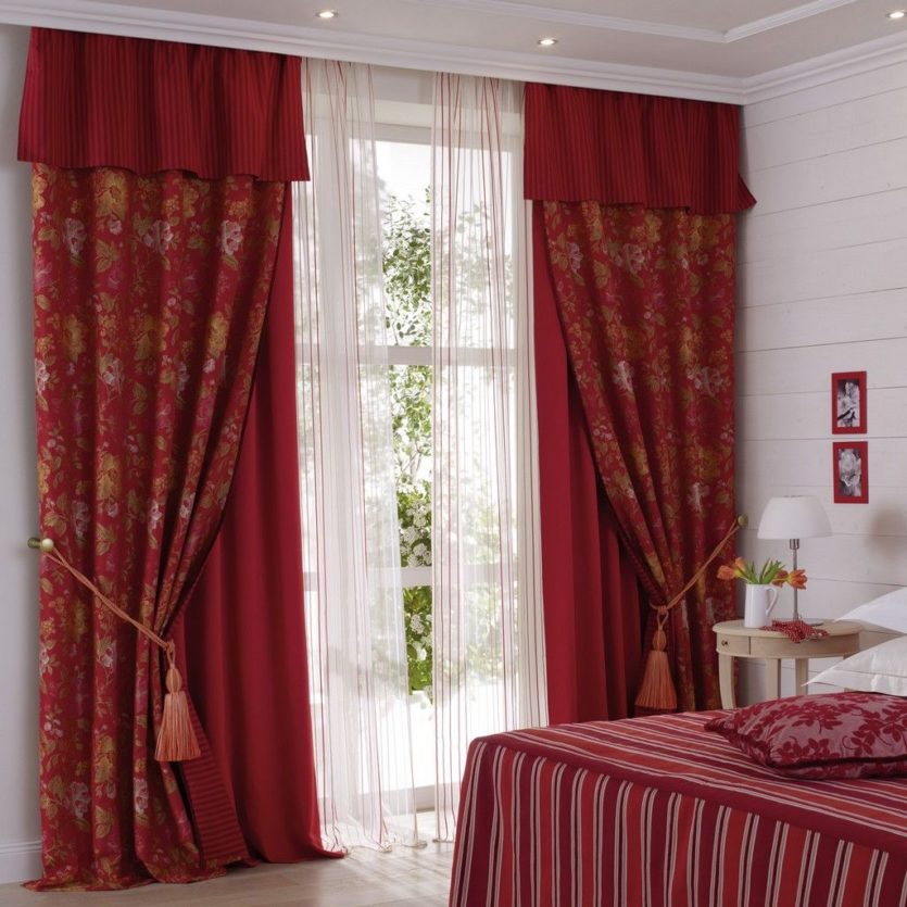 Красные шторы в интерьере: 4 варианта использования