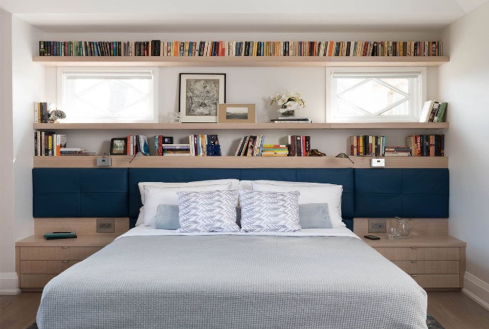Полки над кроватью в спальне: стеллажи, с подсветкой, фото оформления комнаты