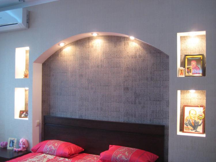 Ниша в стене из гипсокартона: как оформить красиво, дизайнерские решения для спальни, кухни и коридора в современном стиле, ниша с полками над кроватью
 - 37 фото