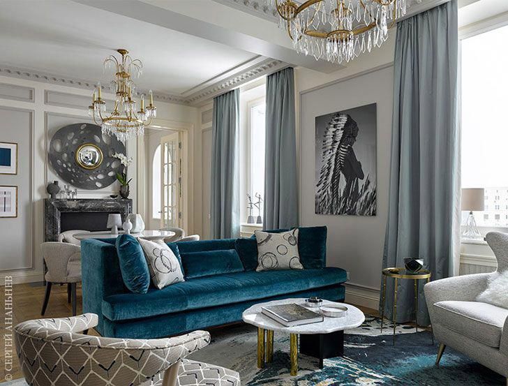 Синий диван в интерьере гостиной комнаты (50 фото)