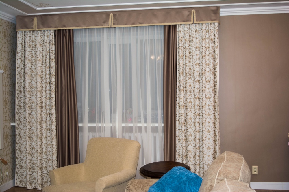 Шторы в гостиную в современном стиле: дизайн занавесок и портьер, легкие и стильные варианты
 - 33 фото