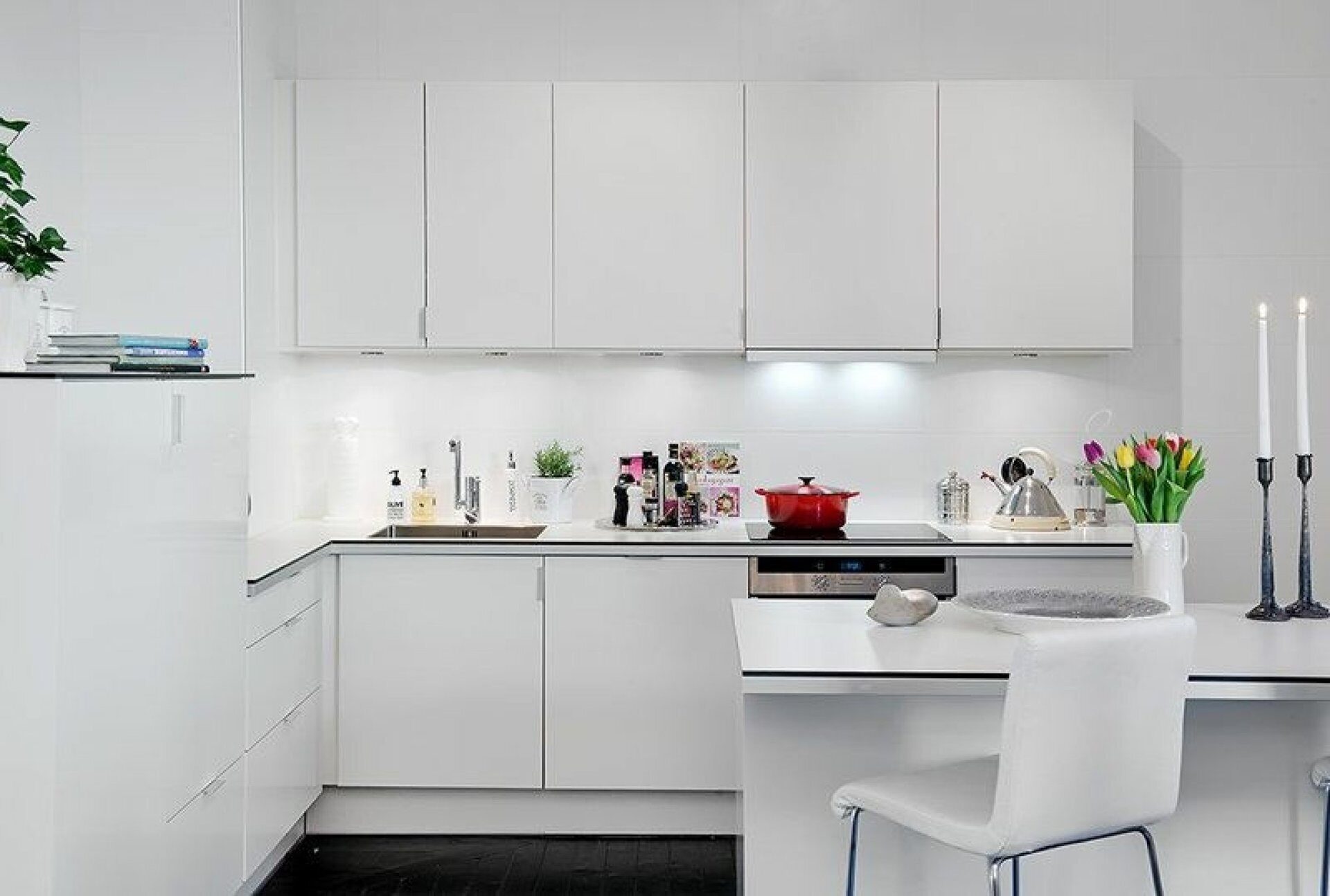Белая глянцевая кухня фото в интерьере