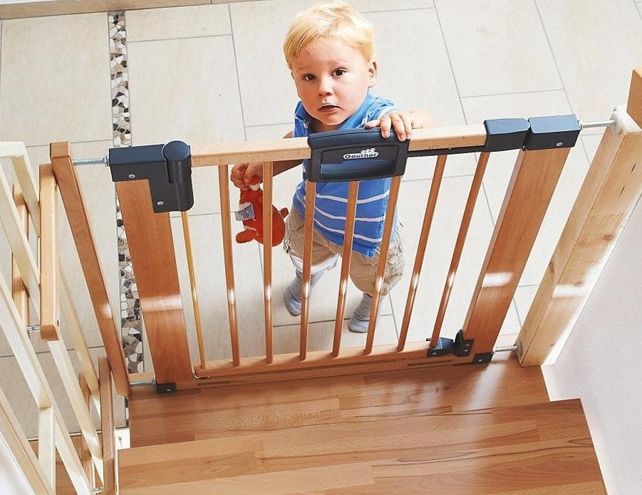 Защита на лестницу от детей: как выбрать лучшую? [обзор]