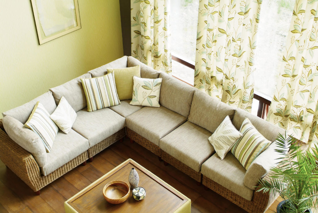 Современный угловой диван в гостиную