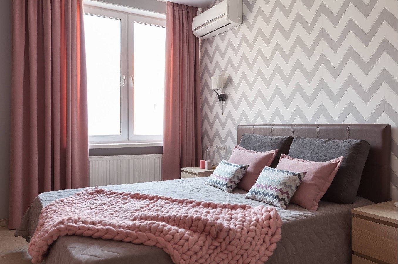 Серый и розовый в интерьере спальни