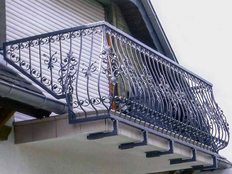 Кованые балконы: достоинства, параметры, стили, методы изготовления