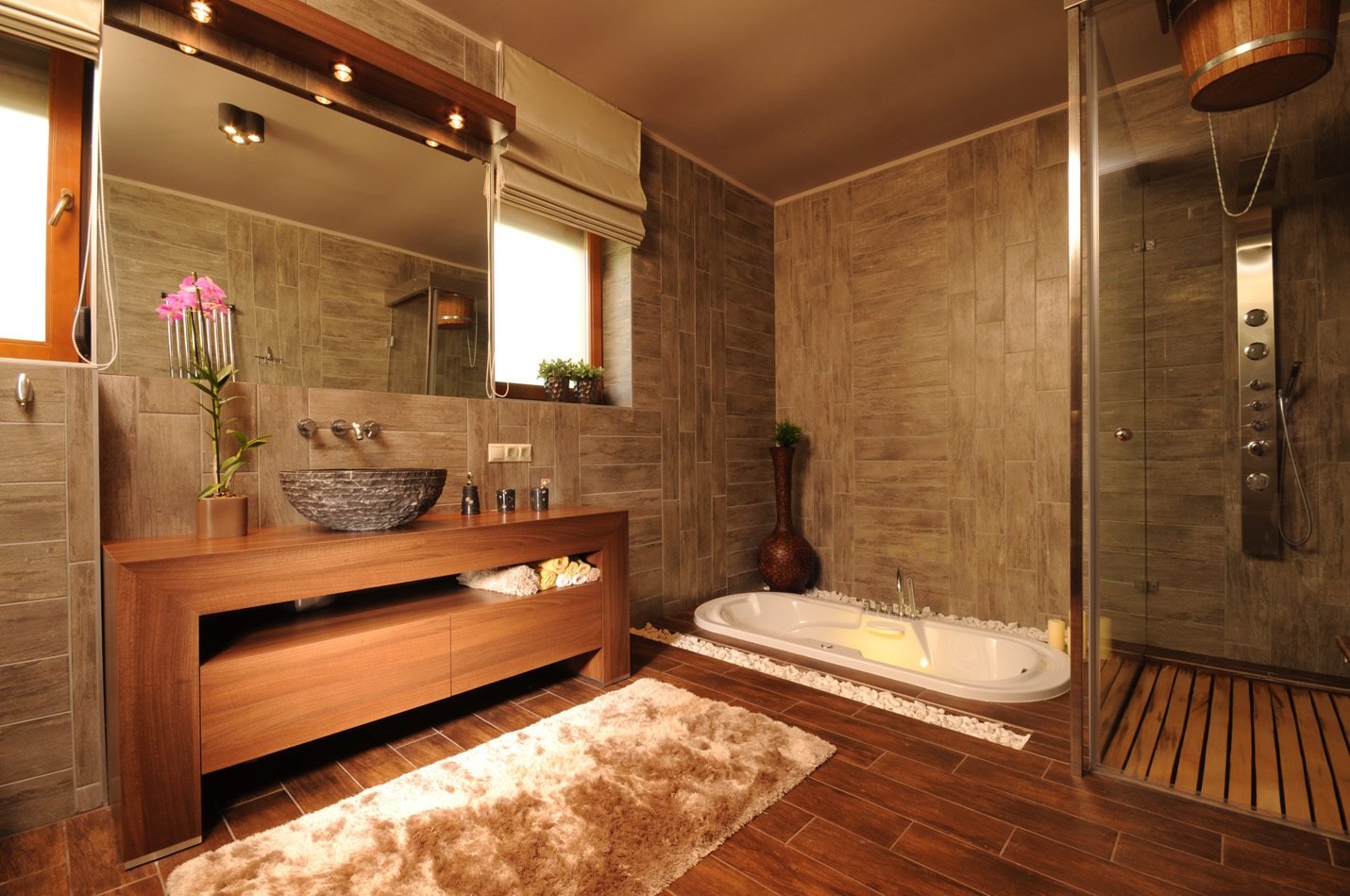Ванная комната с плиткой под дерево на стены: отделка туалета, санузел с плиткой, деревом и камнем
 - 28 фото
