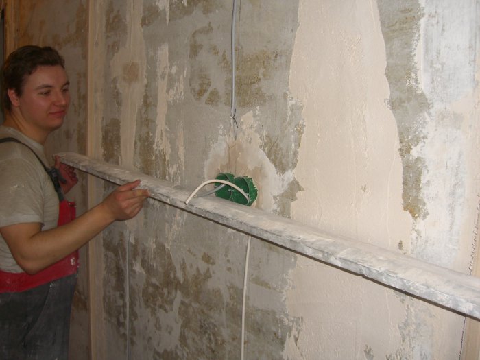Как своими руками выровнять очень неровные стены и какие смеси лучше использовать – гипсовые или цементные?