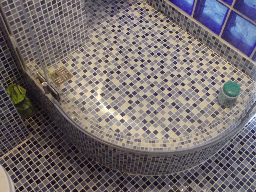 Мозаичная плитка для ванной - технология укладки пошагово,мозаика,укладка мозаичной плитки,как класть мозаику,облицовка плиткой и мозаикой.
