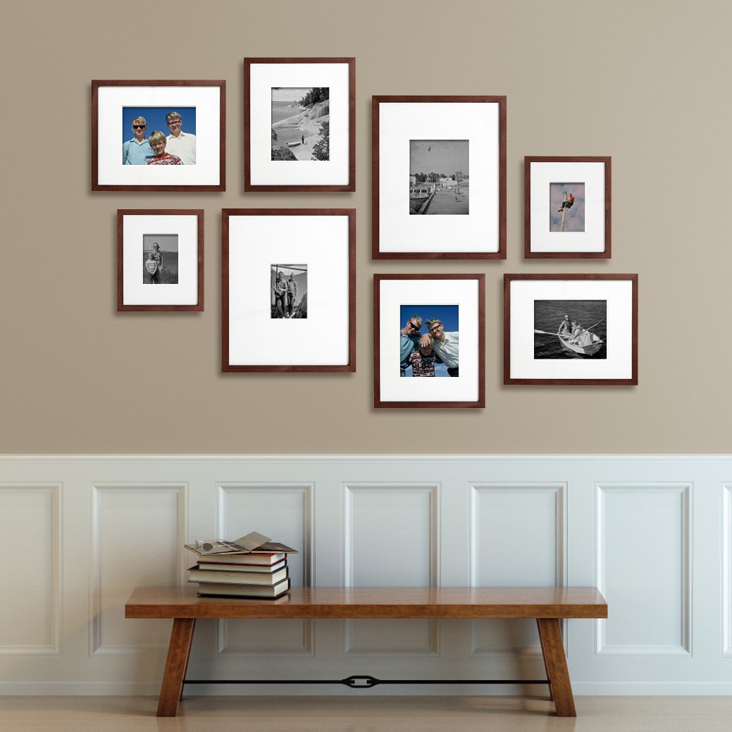 Как красиво повесить фотографии на стену в рамках разных размеров