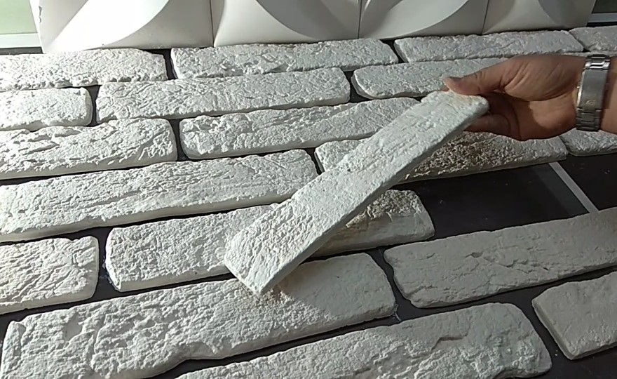 Лучшие материалы для покраски гипсовой плитки, инструменты и способы покрытия декоративного камня