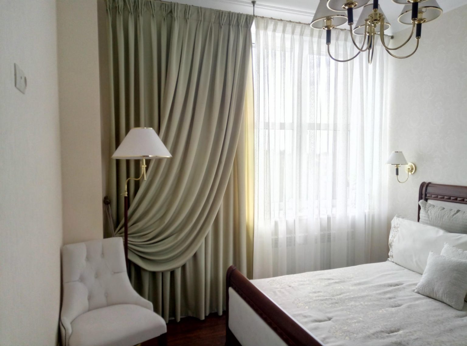 Шторы в спальню в современном стиле: красивый дизайн белых и темных портьер и занавесок от солнца, на одну сторону
 - 29 фото
