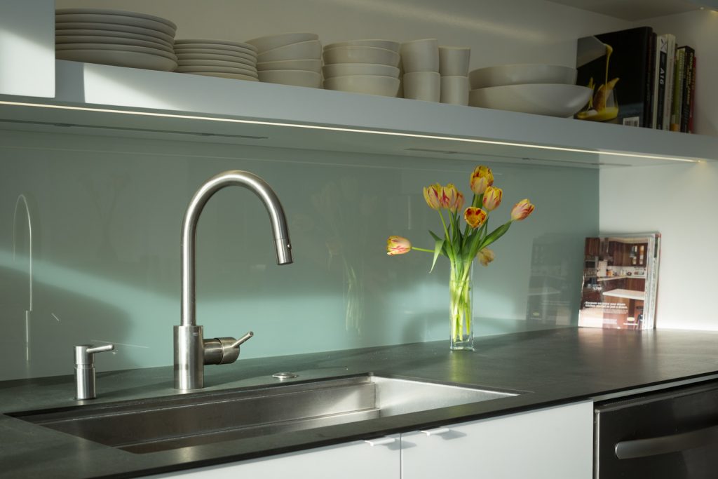 Кухонные фартуки с фотопечатью - особенности полимерных, стеклянный, дсп и hdf фартуков. дизайнерские решения в выборе узоров и принтов на кухонном фартуке