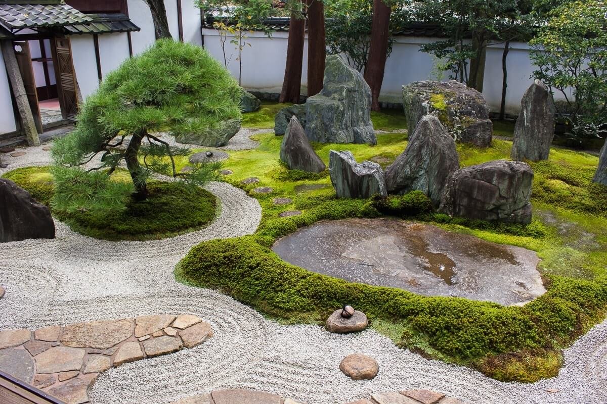 Декоративный камень в дизайне сада – ассортимент, варианты использования