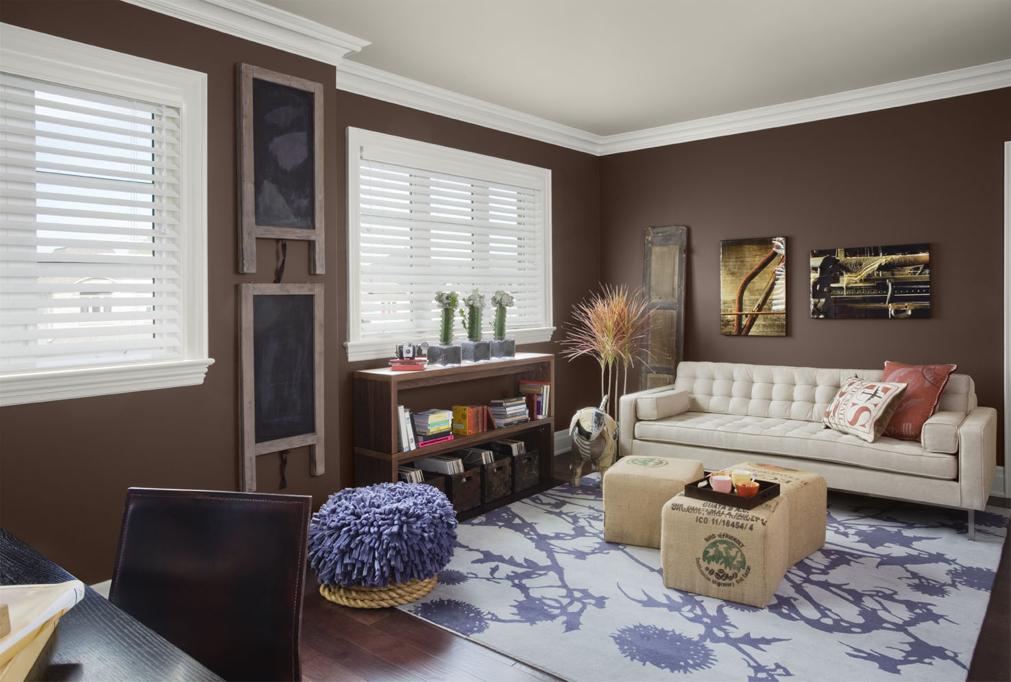 Шоколадный цвет и его сочетания с другими оттенками в интерьере, тонкости его использования в оформлении гостиной, спальни, ванной - 19 фото
