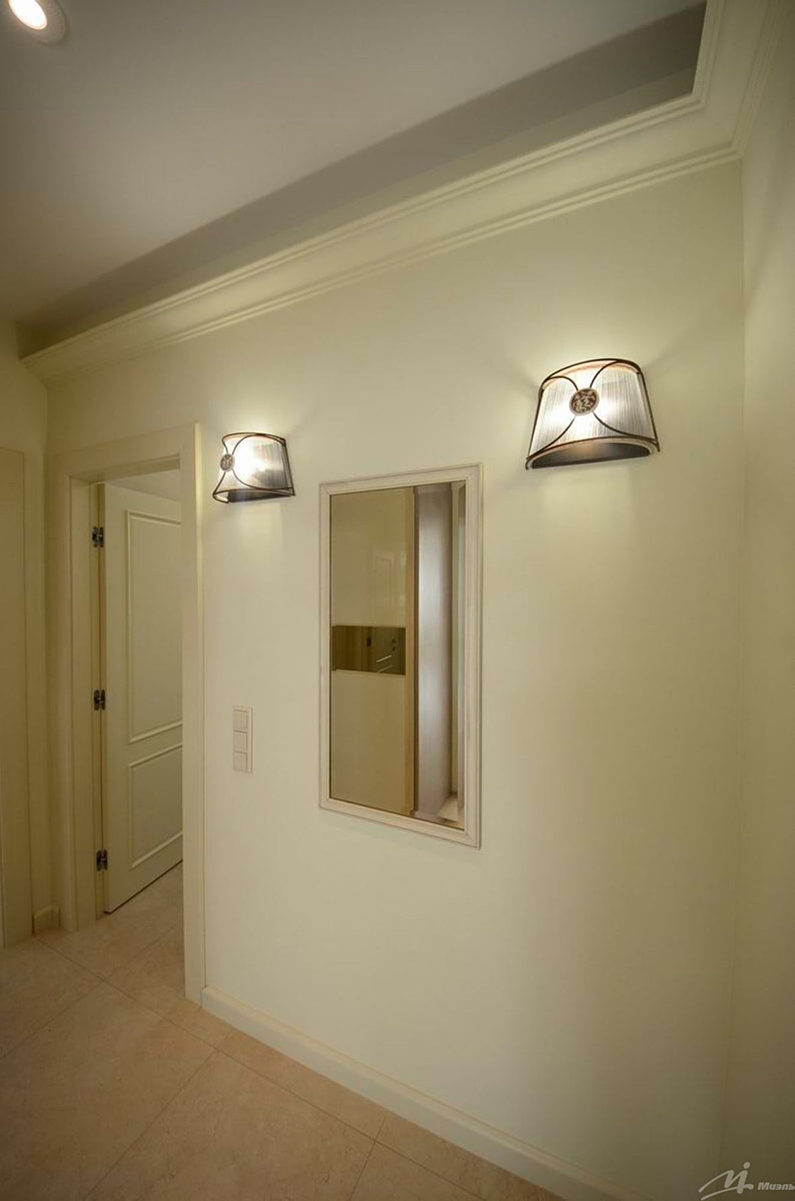 Интересные варианты настенных светильников для коридора и прихожей