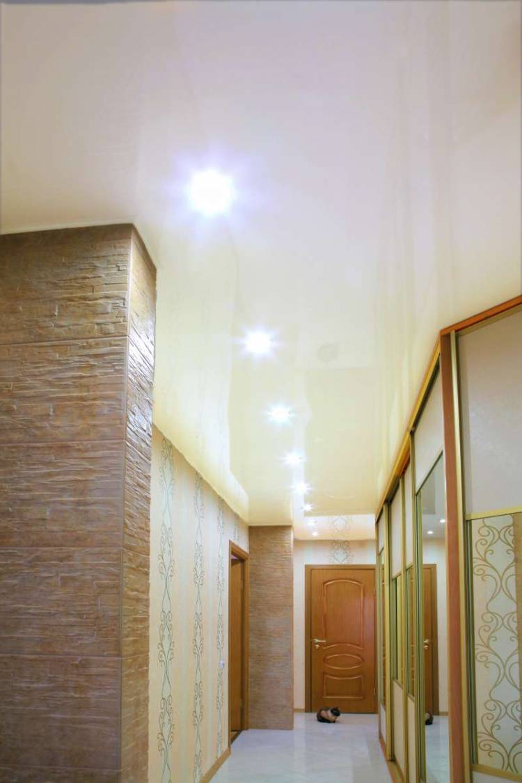 Натяжные потолки в коридоре: 9 фото, дизайн