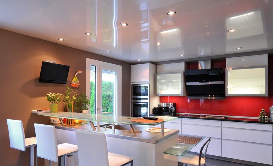 Освещение на кухне с натяжным потолком: расположение светильников и выбор люстры | дизайн и фото