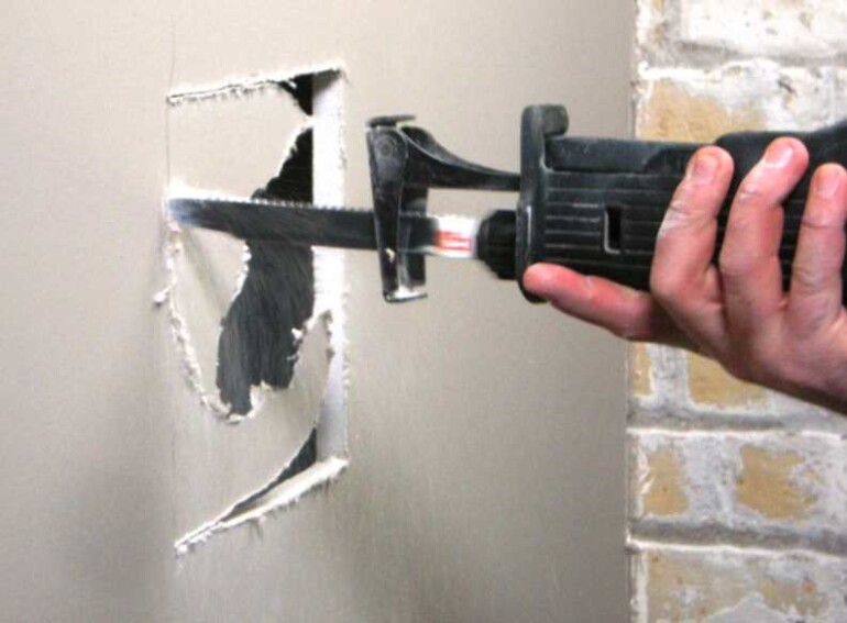 Как заделать дыру в гипсокартоне на стене или потолке?